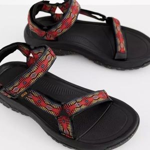 Never worn Hurricane XIt2 Teva